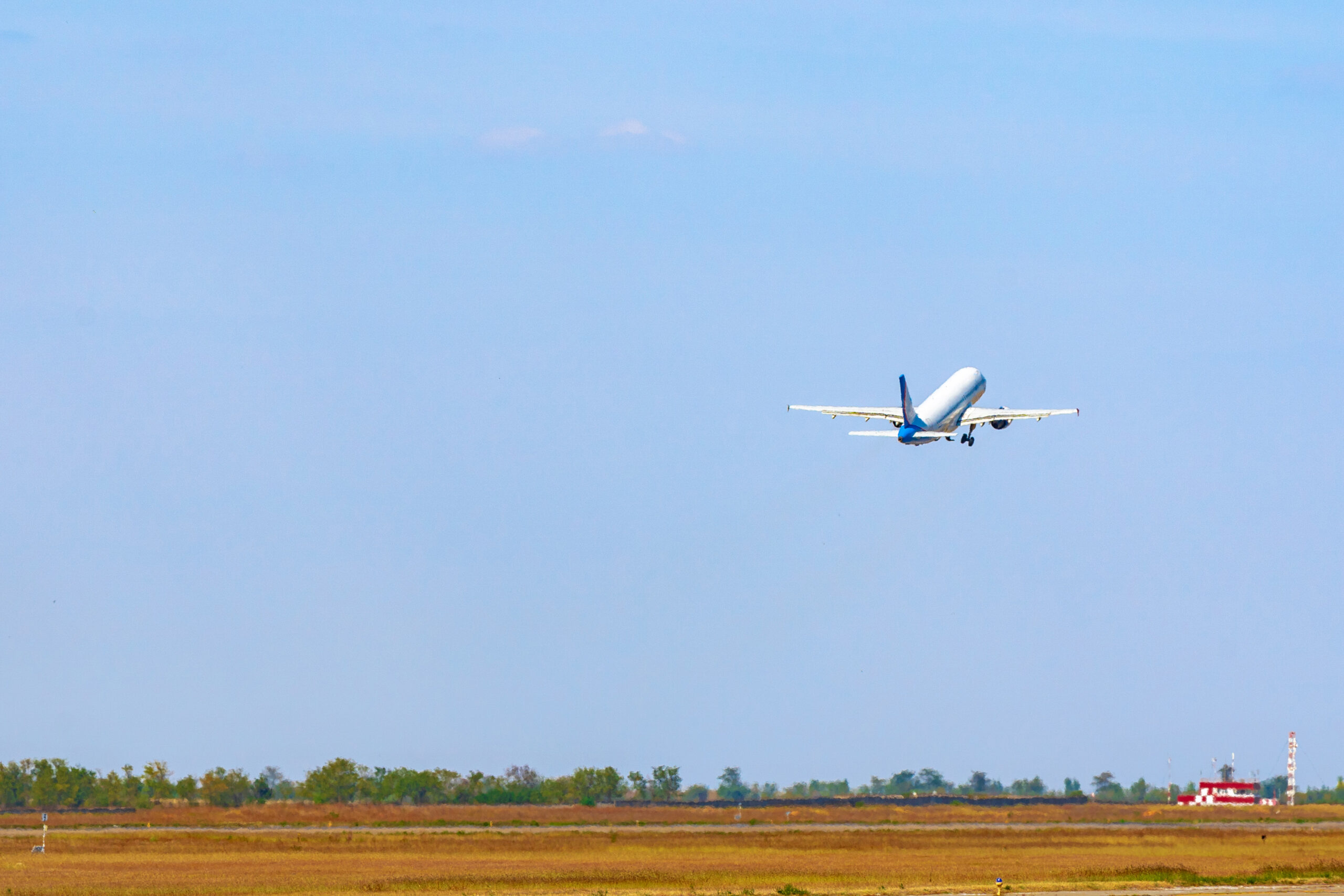 Commercial airplane taking off with evacuated employees.